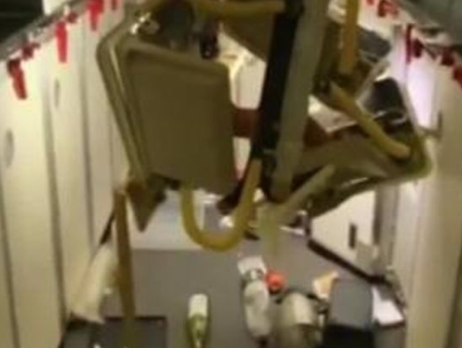 Singapore airlines Boeing 777 hit by severe turbulence kills one injures 30